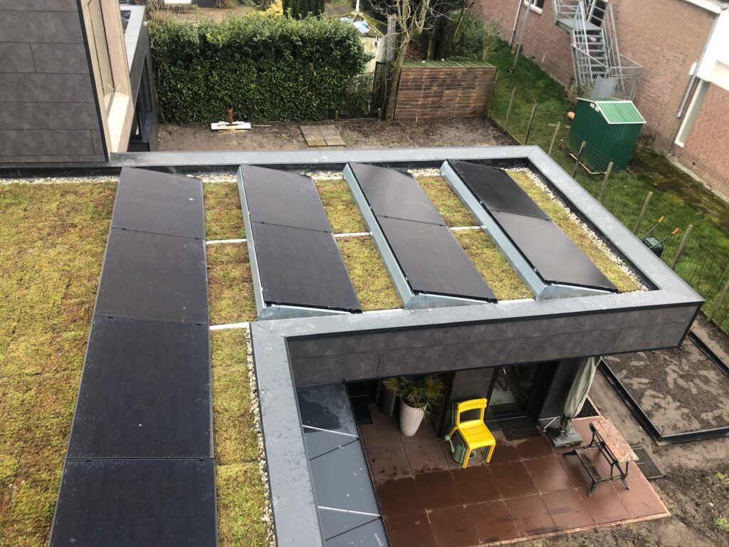 Zonnepanelen op aanbouw met groendak